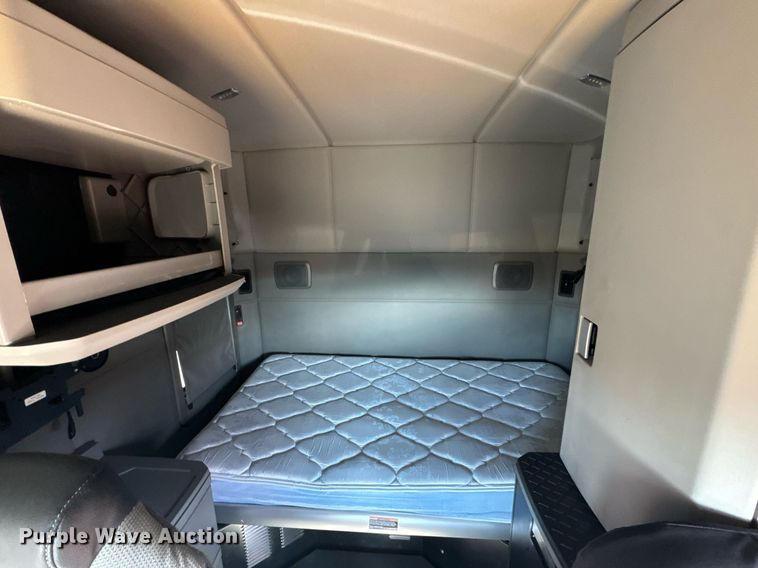 image for item EI4143 2020 Kenworth T680 semi truck