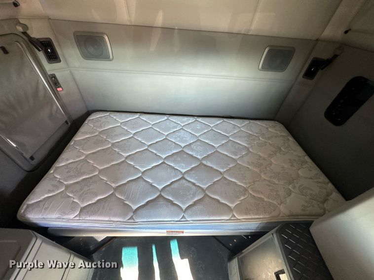 image for item EI4143 2020 Kenworth T680 semi truck