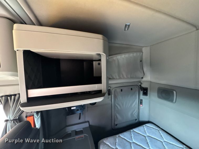 image for item EI4143 2020 Kenworth T680 semi truck