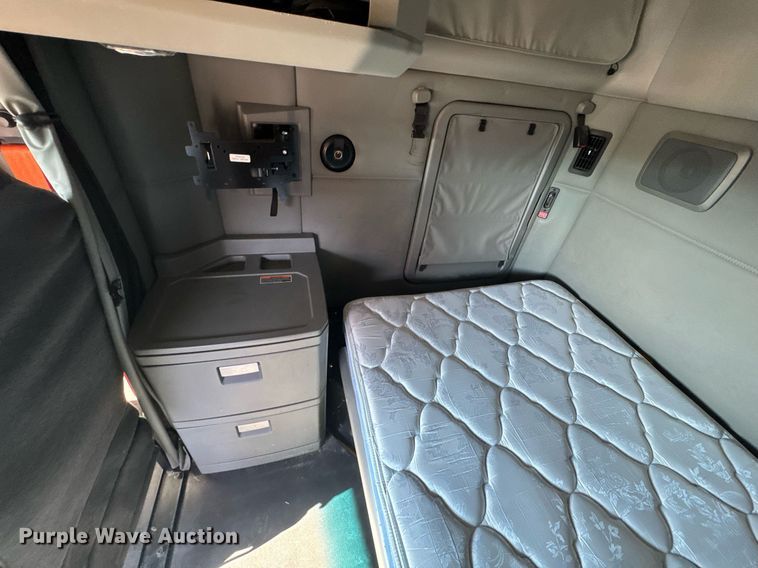 image for item EI4143 2020 Kenworth T680 semi truck