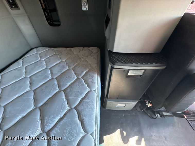 image for item EI4143 2020 Kenworth T680 semi truck