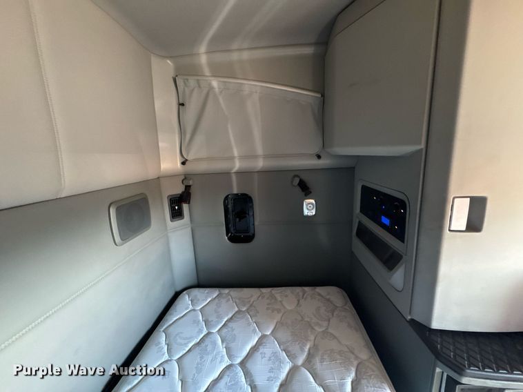 image for item EI4143 2020 Kenworth T680 semi truck