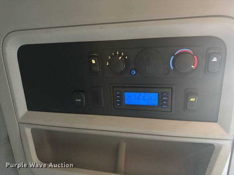 image for item EI4143 2020 Kenworth T680 semi truck