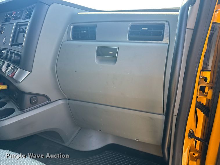 image for item EI4143 2020 Kenworth T680 semi truck