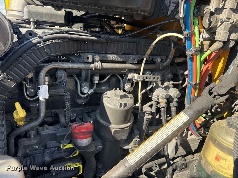 image for item EI4143 2020 Kenworth T680 semi truck