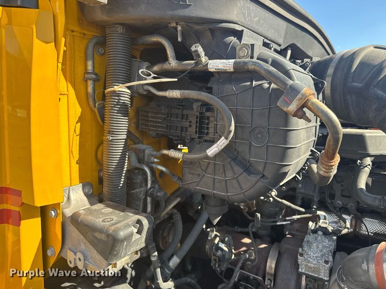 image for item EI4143 2020 Kenworth T680 semi truck