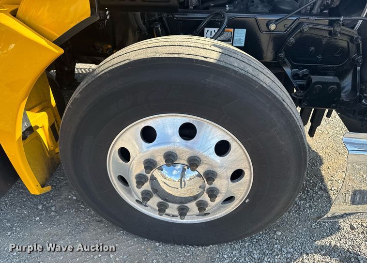 image for item EI4143 2020 Kenworth T680 semi truck