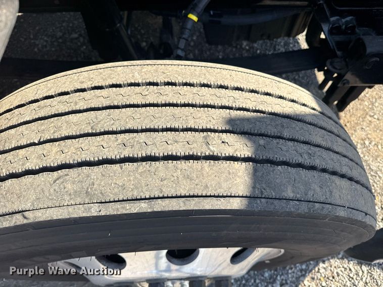 image for item EI4143 2020 Kenworth T680 semi truck