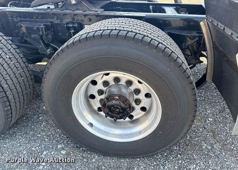 image for item EI4143 2020 Kenworth T680 semi truck