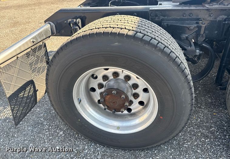 image for item EI4143 2020 Kenworth T680 semi truck