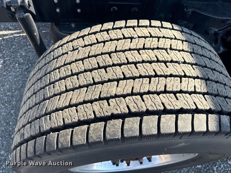 image for item EI4143 2020 Kenworth T680 semi truck