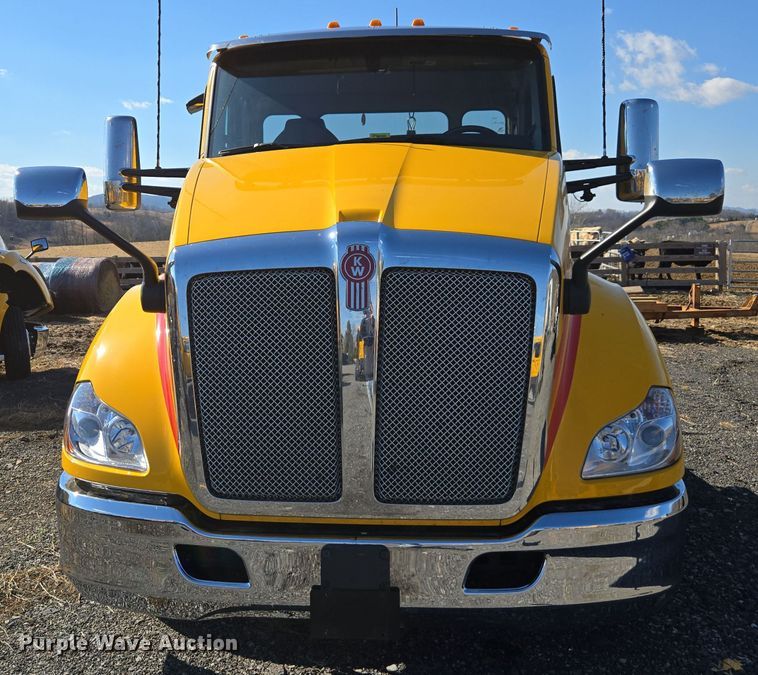 image for item EI4144 2022 Kenworth T680 semi truck