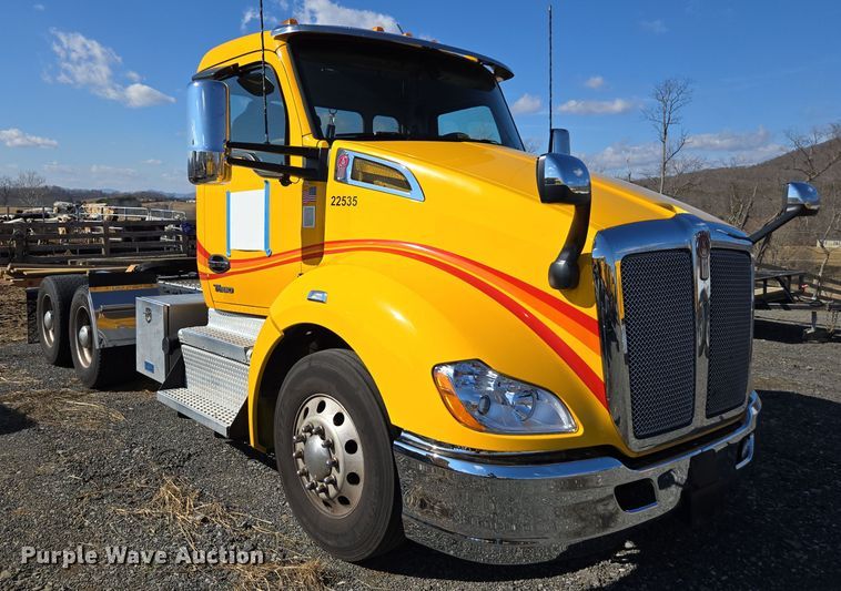 image for item EI4144 2022 Kenworth T680 semi truck