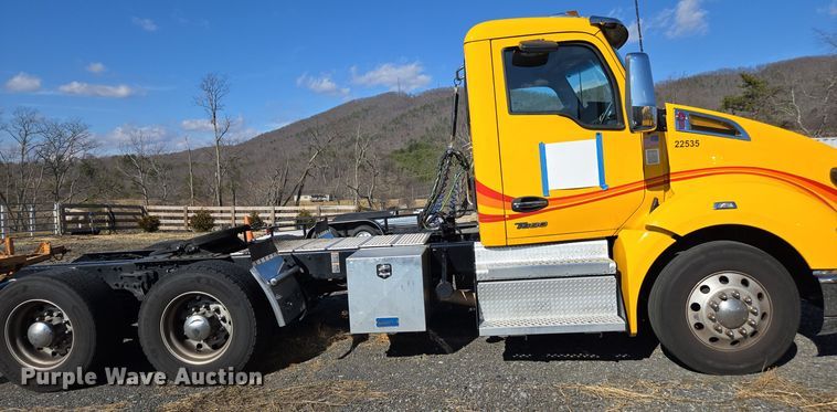 image for item EI4144 2022 Kenworth T680 semi truck