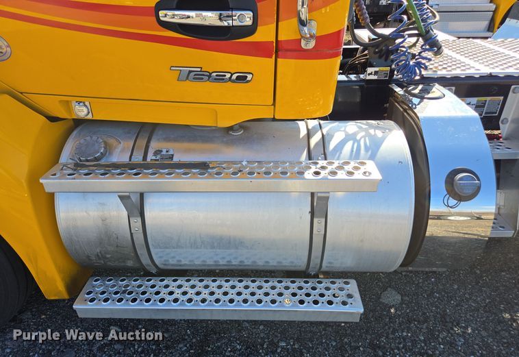 image for item EI4144 2022 Kenworth T680 semi truck