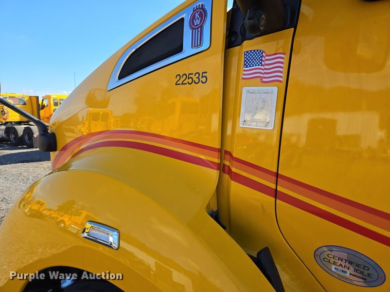 image for item EI4144 2022 Kenworth T680 semi truck