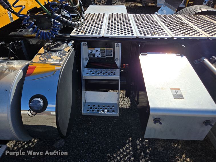 image for item EI4144 2022 Kenworth T680 semi truck