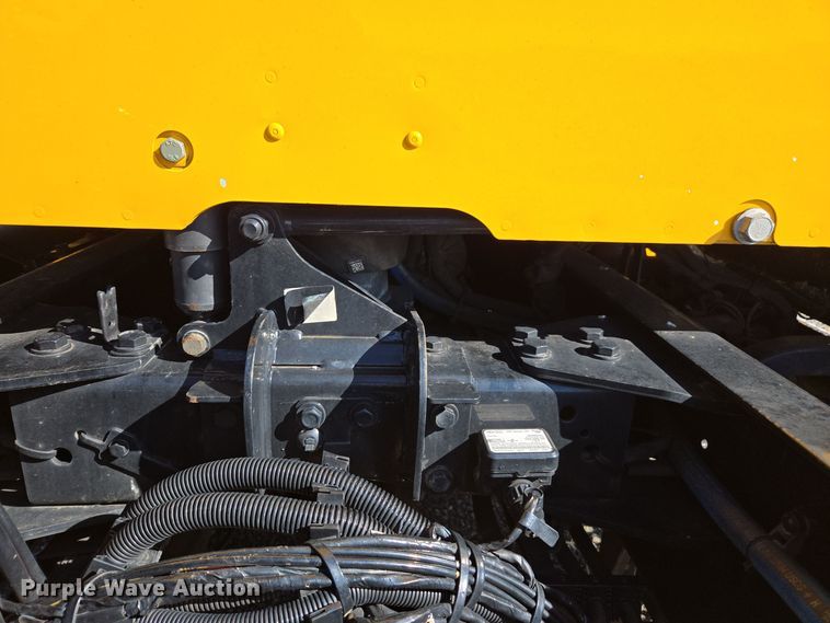 image for item EI4144 2022 Kenworth T680 semi truck