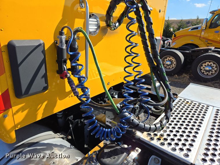 image for item EI4144 2022 Kenworth T680 semi truck