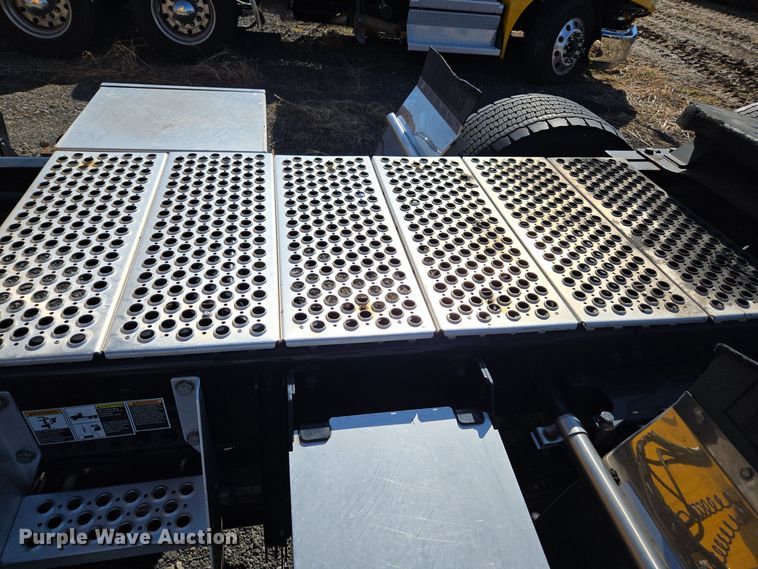 image for item EI4144 2022 Kenworth T680 semi truck