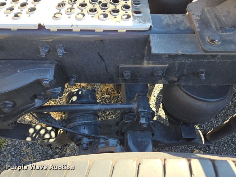 image for item EI4144 2022 Kenworth T680 semi truck