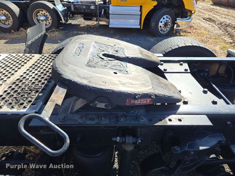 image for item EI4144 2022 Kenworth T680 semi truck