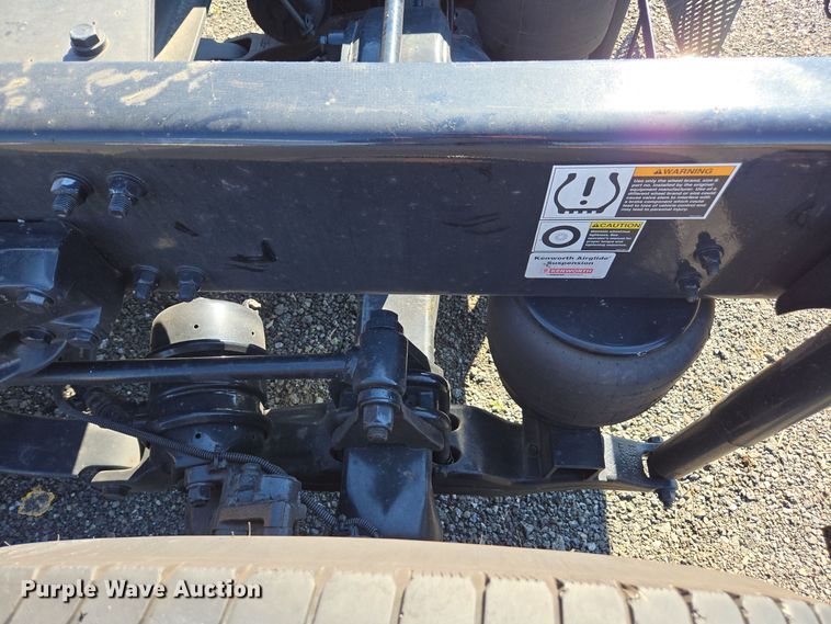 image for item EI4144 2022 Kenworth T680 semi truck