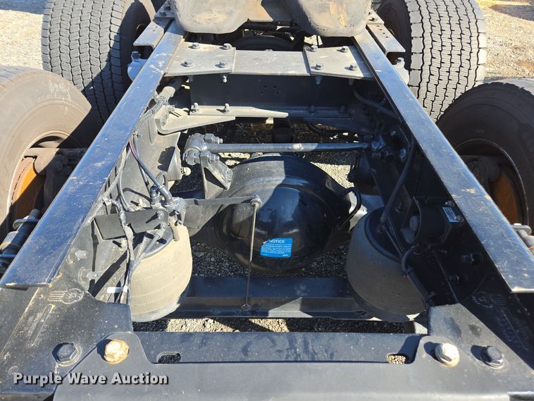 image for item EI4144 2022 Kenworth T680 semi truck