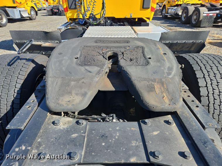 image for item EI4144 2022 Kenworth T680 semi truck