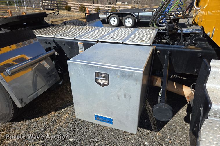 image for item EI4144 2022 Kenworth T680 semi truck