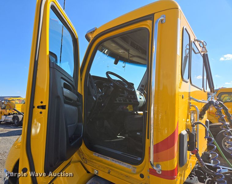 image for item EI4144 2022 Kenworth T680 semi truck