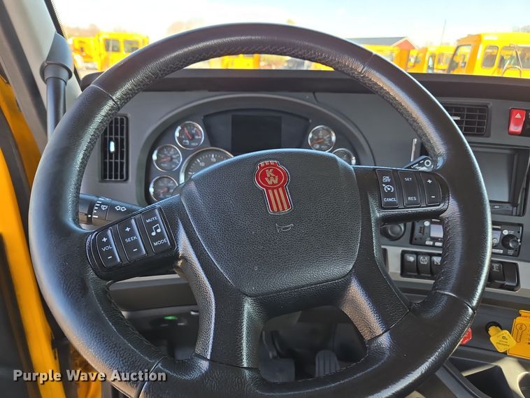 image for item EI4144 2022 Kenworth T680 semi truck