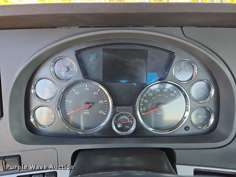 image for item EI4144 2022 Kenworth T680 semi truck