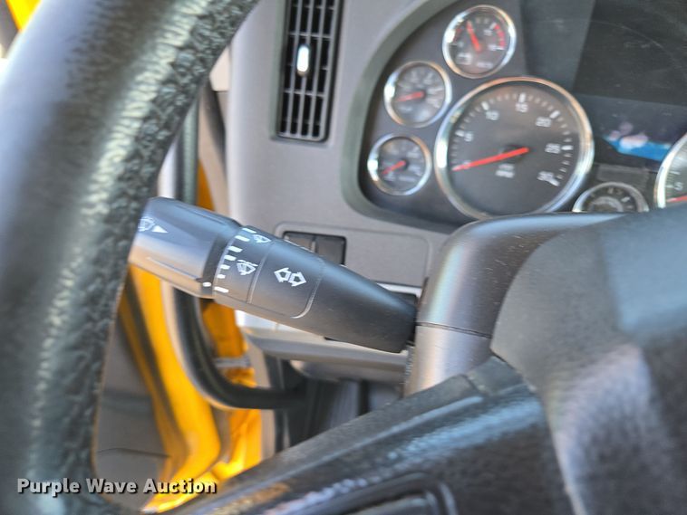 image for item EI4144 2022 Kenworth T680 semi truck