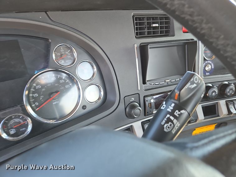 image for item EI4144 2022 Kenworth T680 semi truck