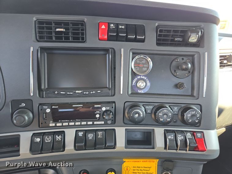 image for item EI4144 2022 Kenworth T680 semi truck