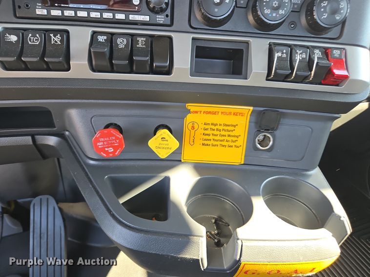 image for item EI4144 2022 Kenworth T680 semi truck