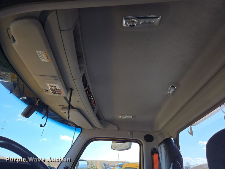 image for item EI4144 2022 Kenworth T680 semi truck