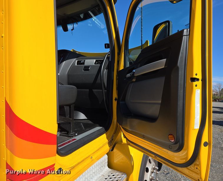 image for item EI4144 2022 Kenworth T680 semi truck
