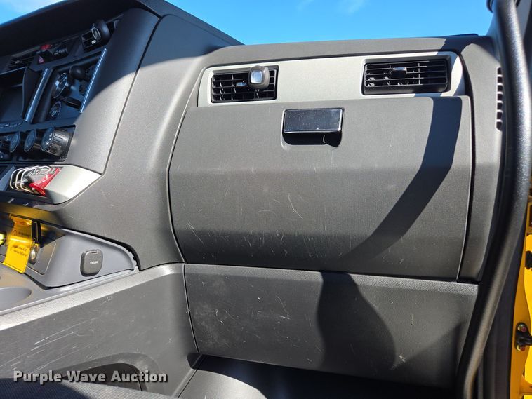 image for item EI4144 2022 Kenworth T680 semi truck