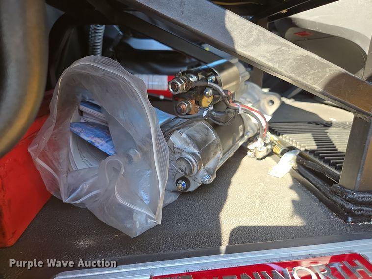 image for item EI4144 2022 Kenworth T680 semi truck