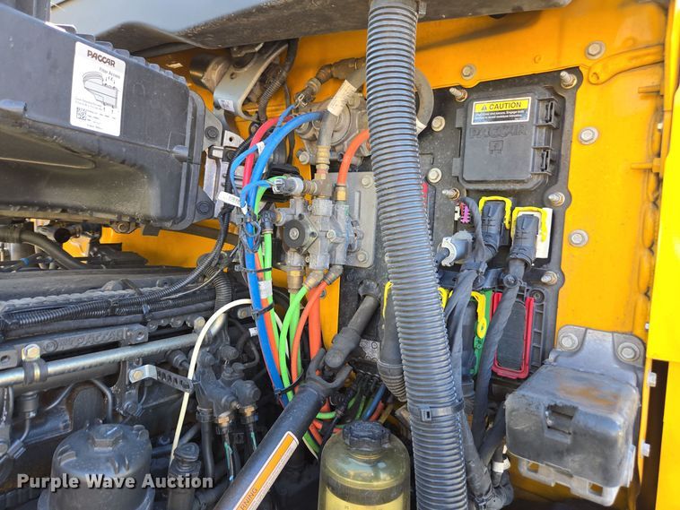 image for item EI4144 2022 Kenworth T680 semi truck