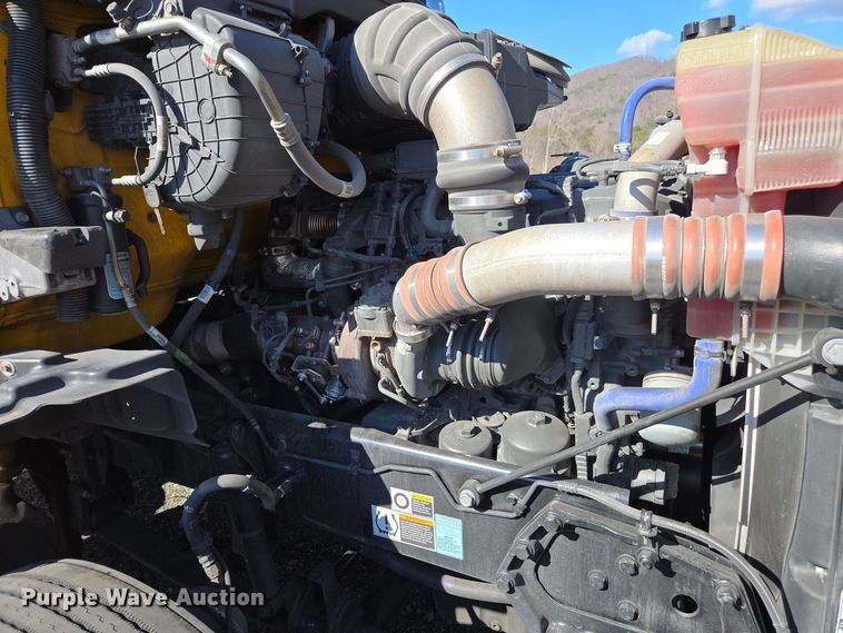 image for item EI4144 2022 Kenworth T680 semi truck