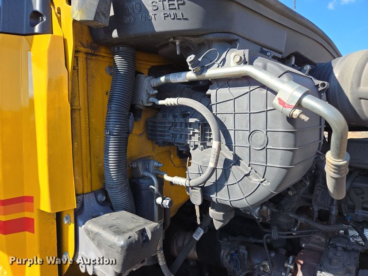 image for item EI4144 2022 Kenworth T680 semi truck