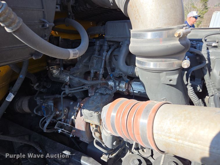 image for item EI4144 2022 Kenworth T680 semi truck