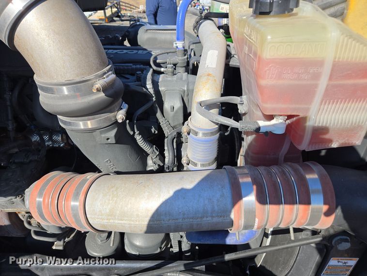 image for item EI4144 2022 Kenworth T680 semi truck