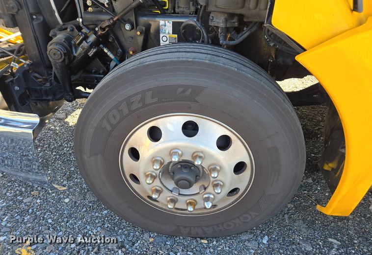 image for item EI4144 2022 Kenworth T680 semi truck