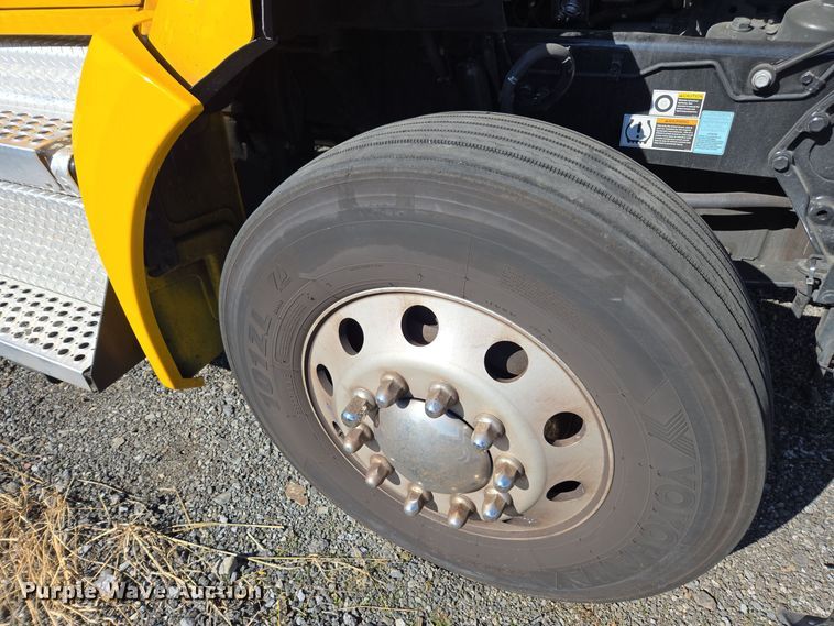 image for item EI4144 2022 Kenworth T680 semi truck