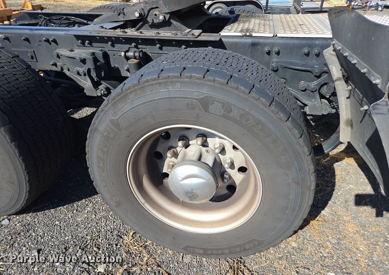 image for item EI4144 2022 Kenworth T680 semi truck