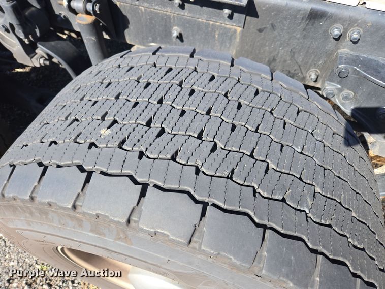 image for item EI4144 2022 Kenworth T680 semi truck